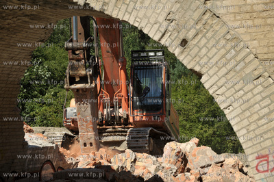 Wyburzanie ostatniego starego wiaduktu dawnej trasy...