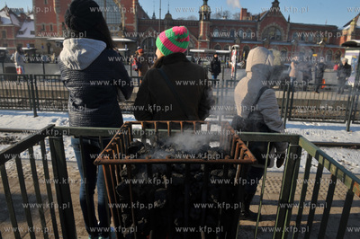 Na przystankach komunikacji miejskiej przy Dworcu PKP...