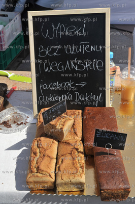 Sopot. Targ sniadaniowy na placu Przyjaciol Sopotu....