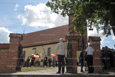 Zukowo na Kaszubach. Plac przed kosciolem sw. Jana...