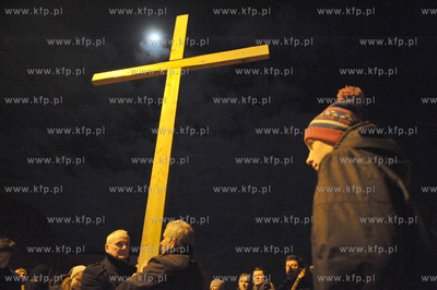 Droga krzyzowa przeszla ulicami kaszubskiego Zukowa...