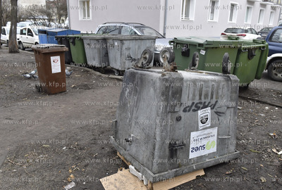 Brudne i zaniedbane gdańskie podwórko na ul. Podwale...