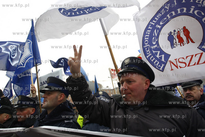 Gdansk. Pikieta przed Urzedem Wojewodzkim sluzb mundurowych...