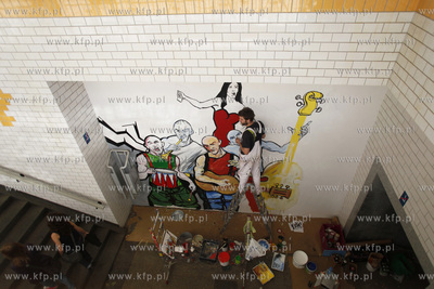 Sopot. Rafal Roskowinski i Jacek Bielewski tworza mural...