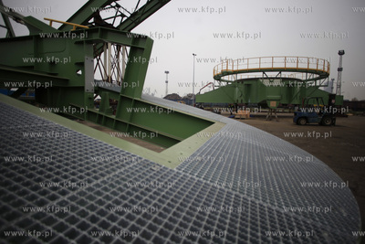 Gdynia. Zaladunek elementow tzw. stacker reclaimer,...