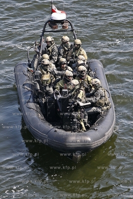 Gdynia. Swieto Morza. Pokaz dzialan antyterrorystycznych...