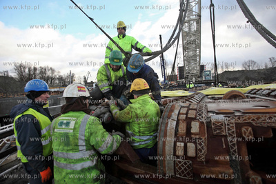 Zaladunek tarczy maszyny TBM , ktora drazy tunel pod...