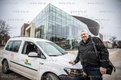 Wejherowo. Pracownik OPEC Janusz Wojewski przed filharmonią.
02.03.2021
fot....