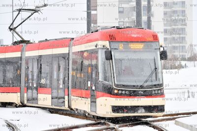 Zima w Gdańsku. Tramwaj Pesa Jazz Duo na Pętli Ujeścisko....