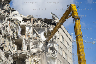 Trwa wyburzanie dawnego szpitala stoczniowego przy...