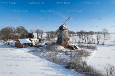 Zima na Żuławach. Wiatrak holenderski w Palczewie....