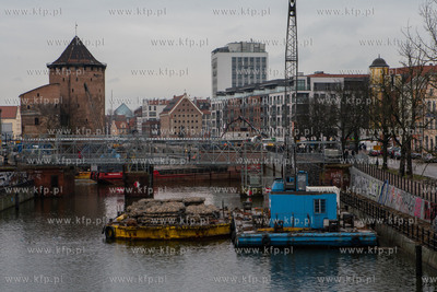 Gdańsk. Trwa przebudowa Mostu Stągiewnego. Nz. Kładka...