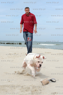 Przemyslaw Saleta ze swoim psem Milky Way, 8-miesieczna...