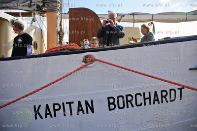 Gdansk. Nabrzeze Targu Rybnego. Chrzest Zaglowca- Kapitan...