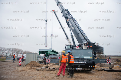 Montaz wazacych 135 ton dwoch sekcji przesla zwodzonego...