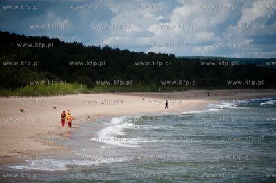 Gdansk. Plaza w Brzeznie. Silny wiatr i niskie temperatury...