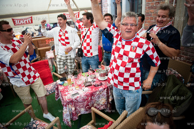 Gdansk. Ulica Dluga. Chorwaccy kibice na ulicach starego...