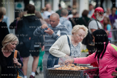 Gdansk. Dlugie Pobrzeze. Pelne turystow ulice starego...