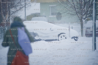 Gdansk. Os. Pogodne. Porywisty wiatr oraz silne opady...