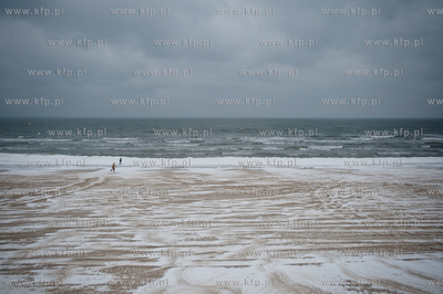 Mrozne, zimowe popoludnie na plazy w Sopocie.
26.01.2014
fot....