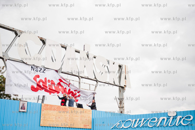 Gdansk. Zwiazkowcy wieszaja tranparent NSZZ Solidarnosc...