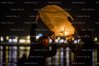 Sopocka plaza. Wypuszczenie lampionow z zyczeniami...