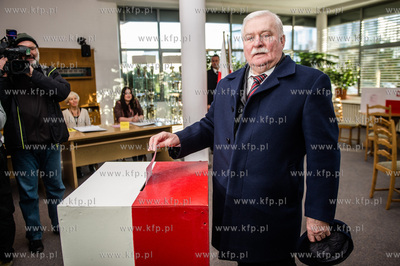 Gdansk. Oliwa. Druga tura wyborow samorzadowych. Glosuje...