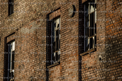 Gdansk. Tereny bylej Stoczni Gdansk. Wyburzenie budynku...