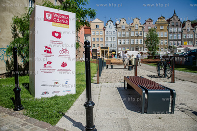 Gdansk. Skwer miedzy ulica Mariacka, a Sw. Ducha. Prezentacja...