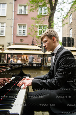 Gdansk. Ulica Mariacka. Muzyka Chopina na przedprozach...