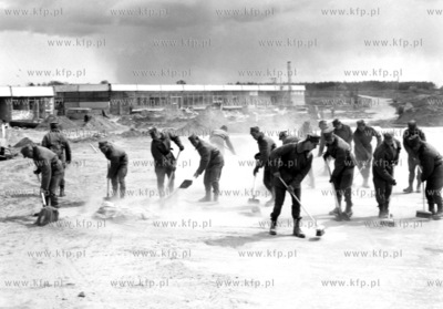 Zolnierze pomaga przy budowie lotniska w Gdansku Rebiechowie....