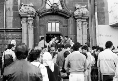 Zapisy do spolecznej kolejki przed oddzialem banku...