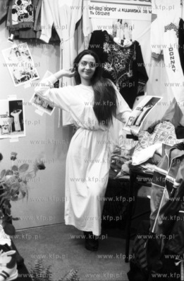 Modnie ubrana dziewczyna przy stoisku firmy Consult...