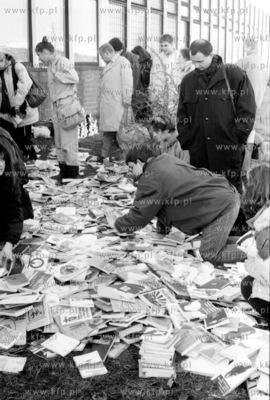 Ksiazki wyrzucone na ulice 7.11.1990 1listopada90_z.kosycarz_p4...
