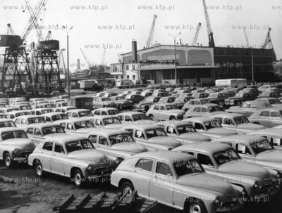 300 samochodow marki Warszawa M20 czeka na zaladunek...