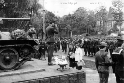 Skladanie kwiatow i wiencow w przededniu Swieta Ludowego...