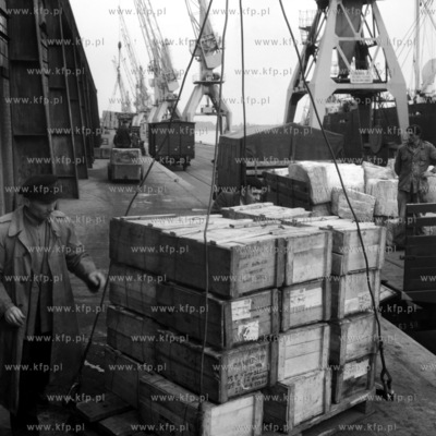 Wyładunek skrzyń w porcie gdyńskim.  (Lata 60).
1968
0004001z...