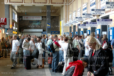 Kolejki do kas pociagow dalekobieznych na dworcu kolejowym...