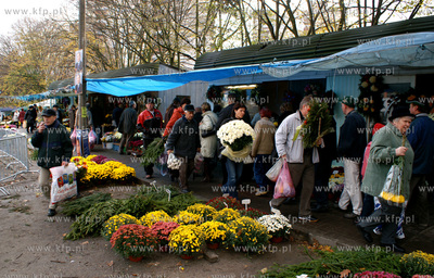 Gdansk. Cmentarz Srebrzysko. Swieto Zmarlych. Nz. stoiska...