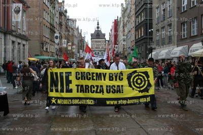 Okolo 60 osob, w wiekszosci czlonkow Mlodych Socjalistow,...