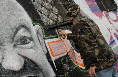 Artystyczne graffiti wykonywane na siedzibie szkoly...