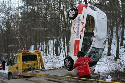 Gdynia, ul. Malokacka. Nz. Samochod marki Toyota wpadl...