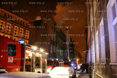 Pozar poddasza uzytkowego kamienicy w Gdansku na Dolnym...