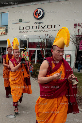 Po czterech dniach mozolnej pracy przy sypaniu mandali...