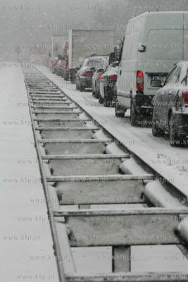 Intesywne opady sniegu byly przyczyna zamkniecia obwodnicy...