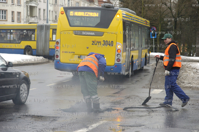 Slupsk
W centrum Slupska rozpoczelo sie latanie dziur...