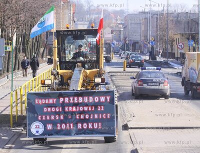 Ponad 100 samochodow blokowalo droge krajowa22 miedzy...