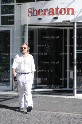 Kompozytor Jan A.P. Kaczmarek wychodzi z hotelu Sheraton...
