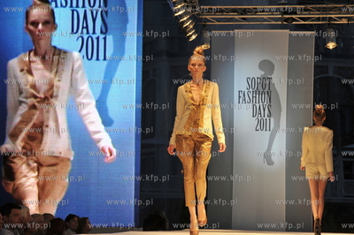 Plac Zdrojowy k. molo w Sopocie. Sopot Fashion Days...