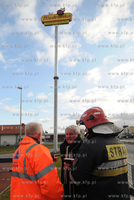 Na skutek silnego wiatru przechylil sie slup z logotypem...
